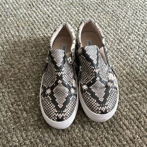 Steve Madden Zip snake print sneakers zipper